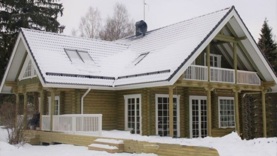 constructing log cabin home