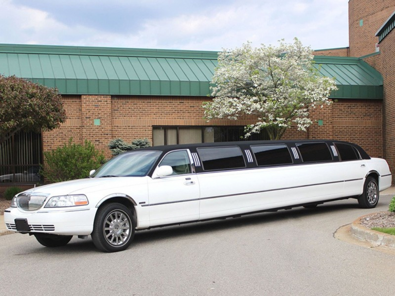 3 Reasons to Rent a Limo For Your Travels